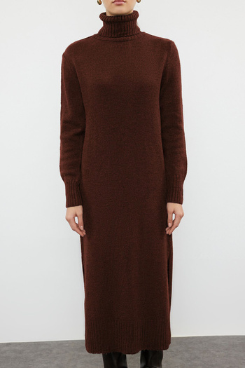 Trendyol Collection Καφέ Midi Wide Fit Πλεκτό Φόρεμα με απαλή υφή TWOAW24EL00034