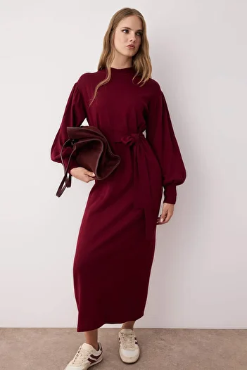 Trendyol Modest Burgunderrotes Strickkleid mit Gürtel und halbem Rollkragen und Ballonärmeln TCTAW24EB00023