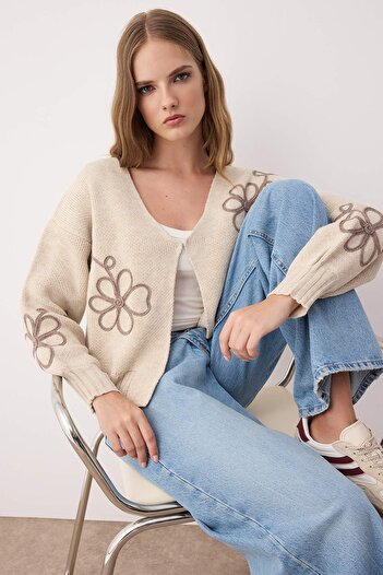 Trendyol Collection Beige Embroidery Detailed V-Neck Knitwear Cardigan Twoaw25Hi00291