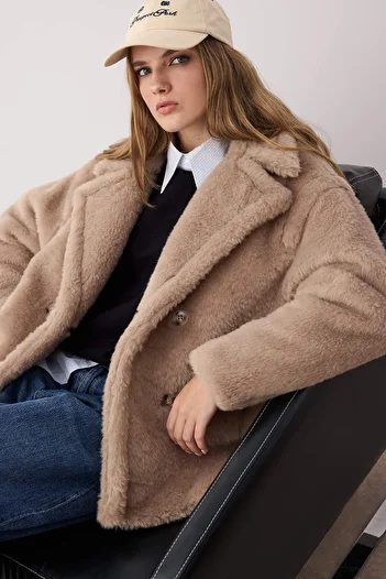 Trendyol Collection Norkový kožich dvouřadý oversize krátký plyšový kabát TWOAW26KB00021