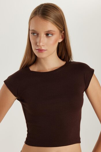 Tudors Γυναικεία Modal ύφασμα Slim Fit Slim Fit κοντομάνικη μπλούζα με λαιμόκοψη καφέ