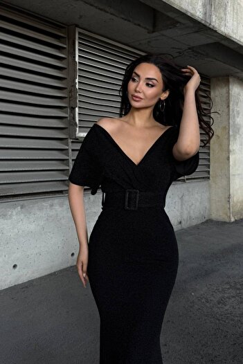 Mossta Rochie de seara lunga cu decolteu in V, cu curea cu flori, cu sclipici - neagra