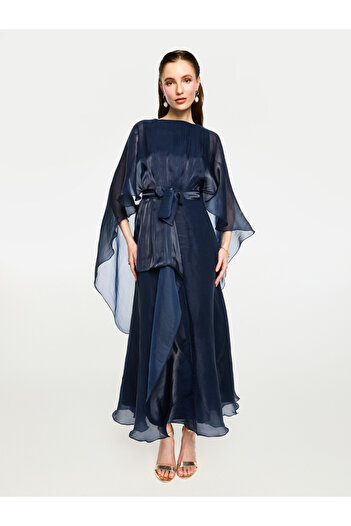 House of Moda By Styli فستان ماكسي من الأورجانزا بأكمام كيب ورباط على الخصر