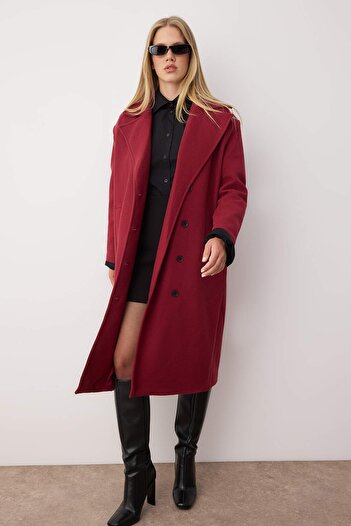Trendyol Collection Miękki, teksturowany, bordowo-czerwony płaszcz oversize - asymetryczne zapięcie Twoaw25kb00009