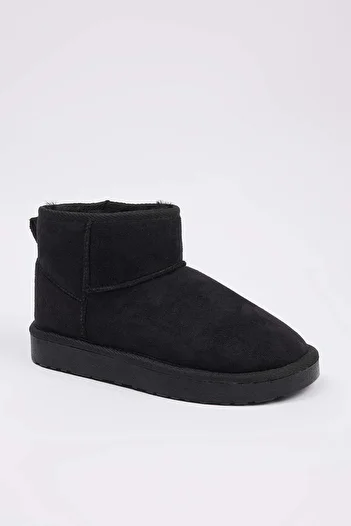 TRENDYOL SHOES Μαύρες γούνινες γυναικείες μπότες με στρογγυλή μύτη με επίπεδη τακούνι TAKAW26BO00001
