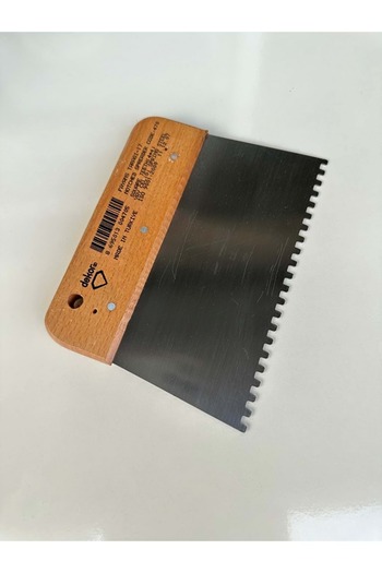 Dekor 470 Tile Comb 17 cm 4*4 Square Tooth Wooden Handle Spring Steel