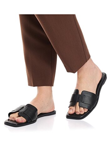 R&B Black WoMen's's Textured Flat Sandals