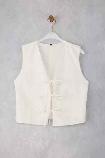 Trendyol Collection Gewebte Weste mit weißem Schnürdetail und Leinen-Look TWOSS25YE00124