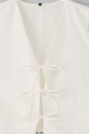 Trendyol Collection Gewebte Weste mit weißem Schnürdetail und Leinen-Look TWOSS25YE00124