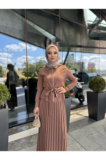 butik hira Pleated Skirt Suit