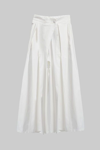 its basic Women's Ecru Color Super Palazzo Fit Special Fabric Pleated Design Trousers