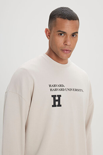 AC&Co / Altınyıldız Classics Harvard Lisanslı 3 İplik Pamuklu Oversize Fit Bol Kesim Erkek Açık Bej Bisiklet Yaka Sweatshirt