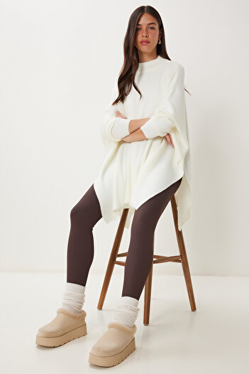 Happiness İstanbul Damska bluza typu oversize typu poncho w kolorze ecru z rozcięciami po bokach YY00005