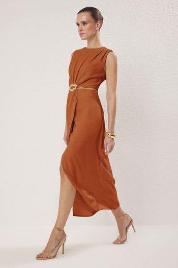 Trendyol Collection Midi šaty A-line v cihlové barvě – s detailem výřezu, TWOSS25EL00017
