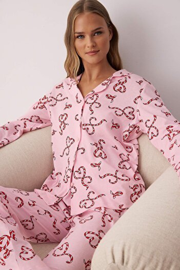 Trendyol Collection Ροζ 100% βαμβακερή καρδιά Πρωτοχρονιάτικο μοτίβο πουκάμισο γιακά πλεκτό σετ πιτζάμες THMAW26PT00064