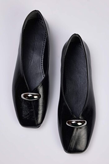 TRENDYOL SHOES Černé dámské baleríny s hranatou špičkou s detailem příslušenství TAKAW26BE00007