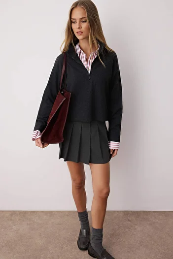 Trendyol Collection Antracitová Thessaloniki/Knitwear Look Límec na zip Regular/Regular Fit Pletená mikina TWOAW22SW0732