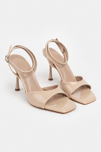 NİŞANTAŞI SHOES Cream Ten Rugan Küt Burun Bilek Kemer Detaylı İnce Topuklu Ayakkabı