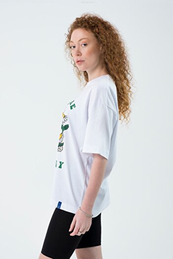 Eazy Co Eazy White Escape Unisex Extra Oversize εμπριμέ κοντομάνικο μπλουζάκι