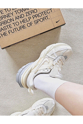 Nike Dámské krémové tenisky V2K Run