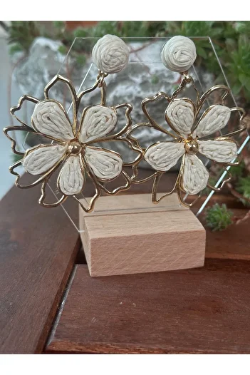 mibrillo Cream Straw Gold Detailed Flower Earrings