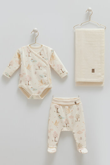 Caramell Newborn 3-Piece Gift Set 0-3 Months 100% Cotton Baby Bodysuit Set and Muslin Blanket (75-85)