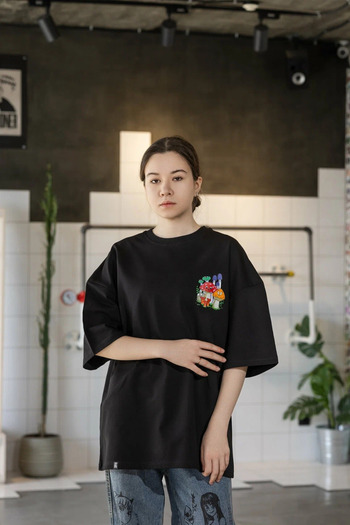 Pink Sky Unisex βαμβακερό μαύρο μπλουζάκι με στάμπα "Mushroom" με λαιμόκοψη