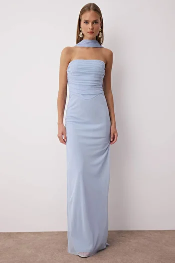 Trendyol Collection Hellblaues Schal-Tüll-Strick-Maxi-Abendkleid für den Abschlussball TPRSS25AE00056