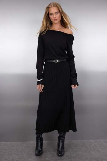 Trendyol Collection Schwarzes A-Linien-Maxi-Strickkleid mit U-Boot-Ausschnitt und Gürtel TWOAW26EL00013