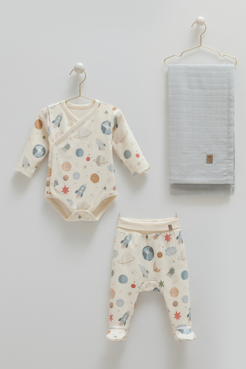 Caramell Newborn 3-Piece Gift Set 0-3 Months 100% Cotton Baby Bodysuit Set and Muslin Blanket (75-85)