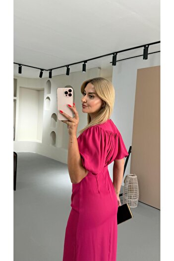 Sezgi Tekin Drape Detay Yırtmaçlı Fuşya Saten Elbise