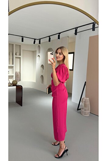 Sezgi Tekin Drape Detay Yırtmaçlı Fuşya Saten Elbise