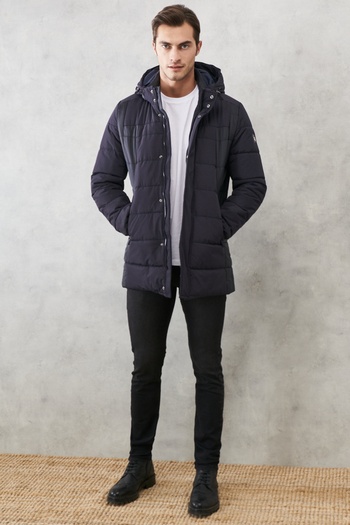 AC&Co / Altınyıldız Classics Marineblauer Standard-Fit-Freizeitmantel mit Stehkragen und Kapuze für Herren in Schwarz