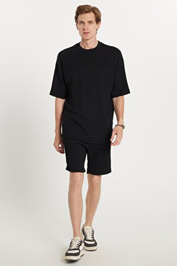 Tudors Men's Oversize Wide Cut Crew Neck Seersucker Fabric Lace-Up Waist Black Shorts Set