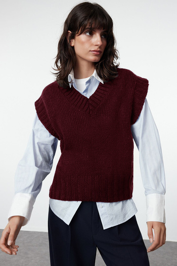 Trendyol Collection Burgundy Soft Textured V-Neck Knitwear Sweater Twoaw23Sv00149