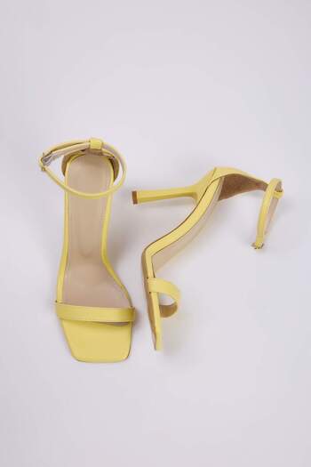 TRENDYOL SHOES Gelbe Damenschuhe mit Knöchelriemen und dünnem Absatz TAKSS25TO00097
