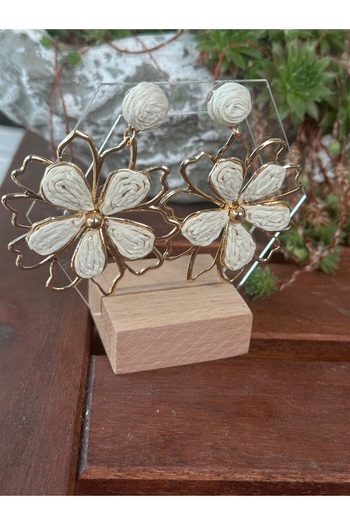 mibrillo Cream Straw Gold Detailed Flower Earrings
