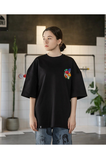 Pink Sky Unisex βαμβακερό μαύρο μπλουζάκι με στάμπα "Mushroom" με λαιμόκοψη