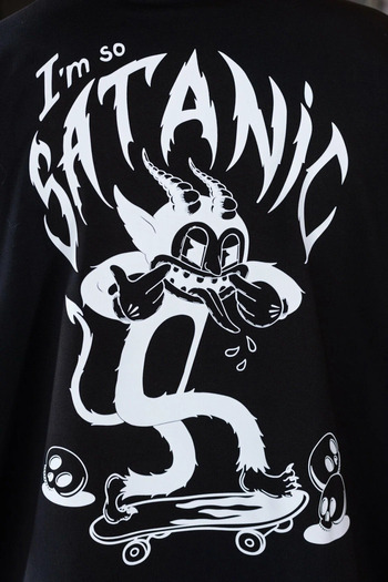 Pink Sky Unisex βαμβακερό μαύρο μπλουζάκι με στάμπα "I Am So Satanic" με λαιμόκοψη