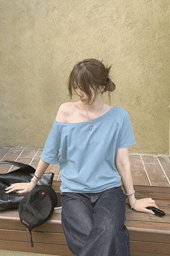 Tarz Cool Baby Blue γυναικείο μπλουζάκι με λαιμόκοψη με ώμους