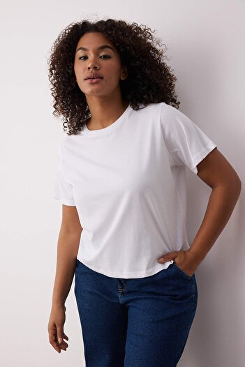Trendyol Curve Weißes Crop-T-Shirt in Übergröße mit normaler Passform TBBSS25BF00061