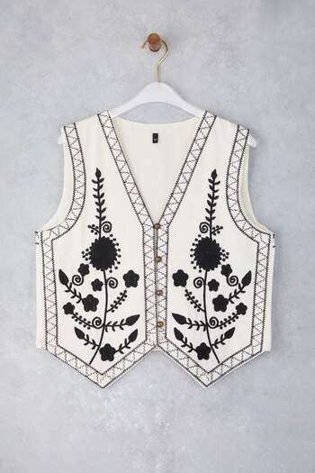 Trendyol Collection Weiße Regular bestickte Weste TWOSS25YE00126