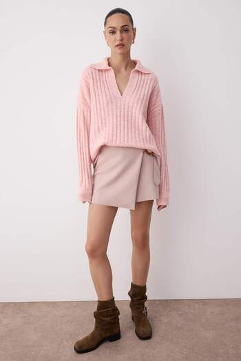 Trendyol Collection Puderweicher, strukturierter Pullover mit Polokragen TWOAW24KZ00678