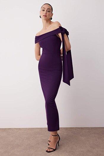Trendyol Collection Lila, figurbetontes, schulterfreies, gestricktes, stilvolles Abendkleid mit Schleifendetail, TPRSS25EL00293