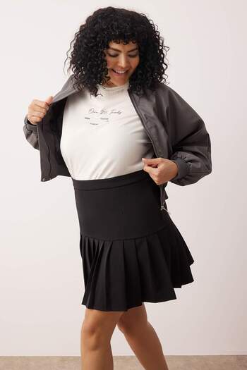 Trendyol Curve Czarna plisowana spódnica mini z tkaniny TBBSS23AZ00019