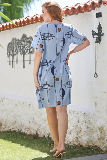 Chiccy Rochie italiană albastru deschis cu decolteu de piscină, cu mâneci scurte, cu model de pește, cu aspect casual de in, țesut 100 60