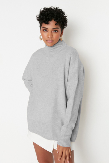 Trendyol Collection Hellgrauer, weicher, strukturierter Strickpullover mit Stehkragen und weitem Schnitt TWOAW23KZ00469