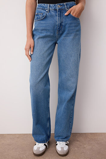 Trendyol Collection Blaue Jeans mit hoher Taille und weitem Bein TWOAW24JE00074