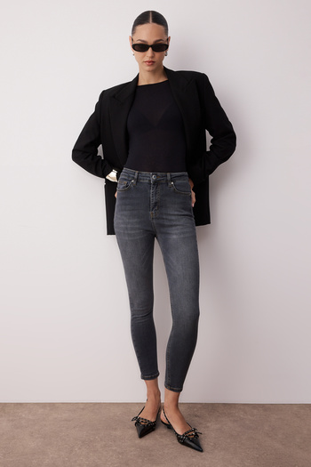 Trendyol Collection Graue High-Waist Skinny Jeans TWOAW25JE00267