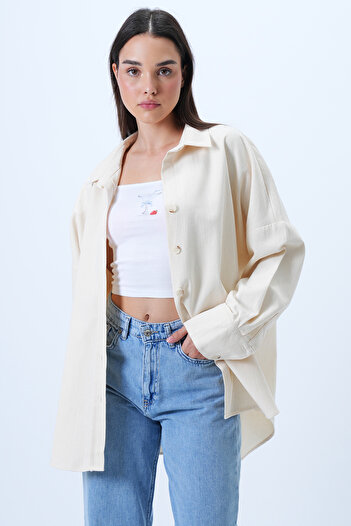 Trend Alaçatı Stili Cremefarbene Dobby-Gabardine-Hemdjacke mit breiten Manschetten für Damen ALC-X14326